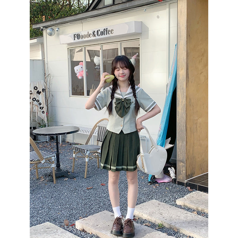 薄緑のお嬢様のセーラーブラウスとプリーツスカート