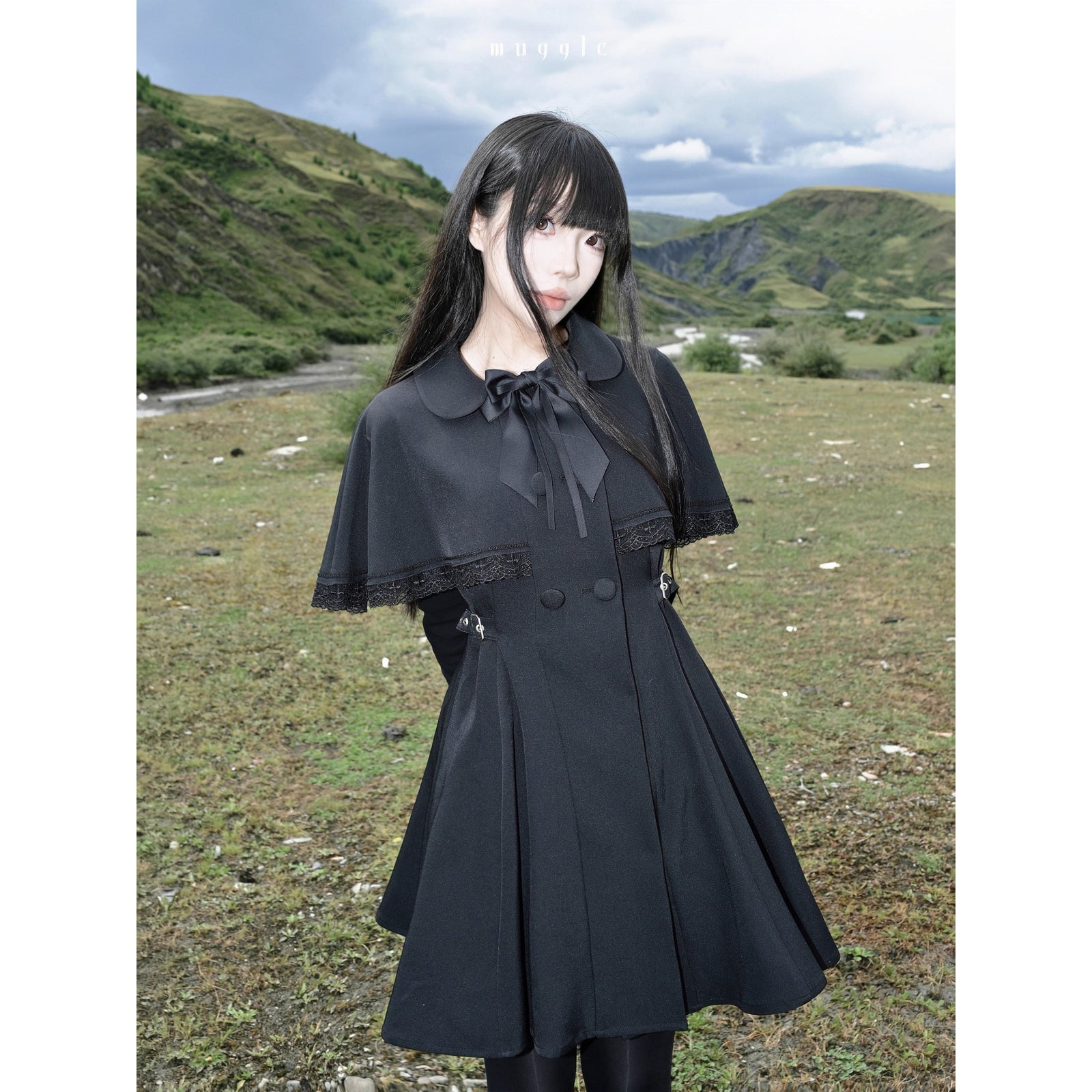 美品 miumiu ケープ一体型 ミニワンピース ブラック フリル襟 40 美品 miumiu ケープ一体型 ミニワンピース ブラック フリル襟 40