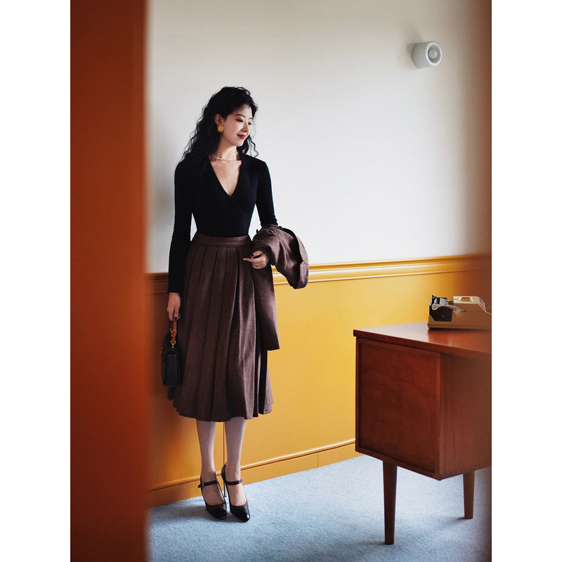 焦茶色の貴婦人ジャケットとベストとプリーツスカート