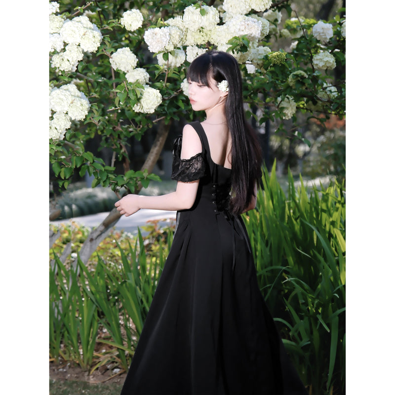 黒のお嬢様のストラップワンピース