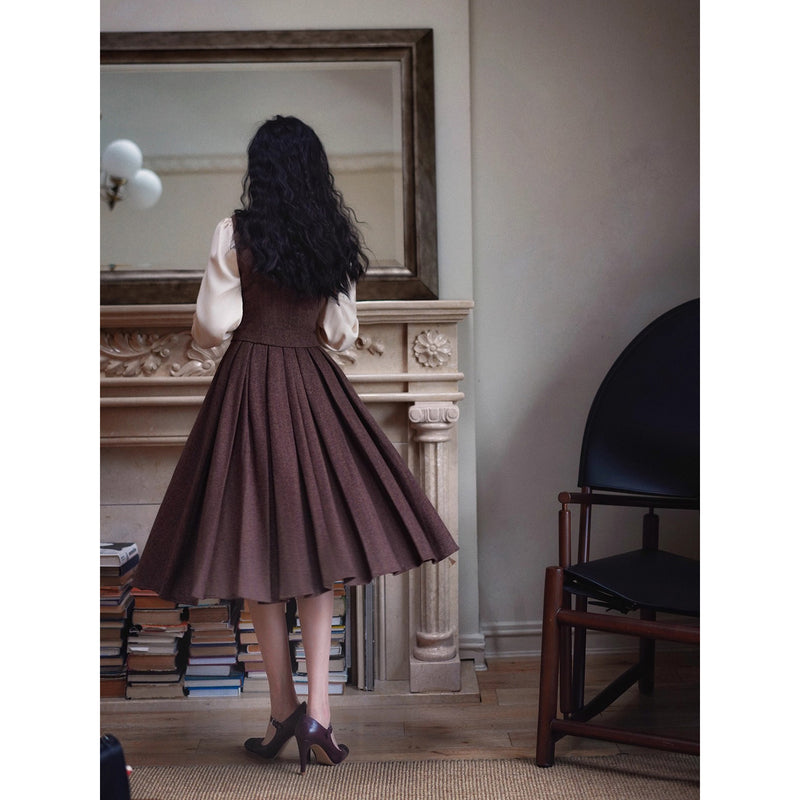 焦茶色の貴婦人ジャケットとベストとプリーツスカート