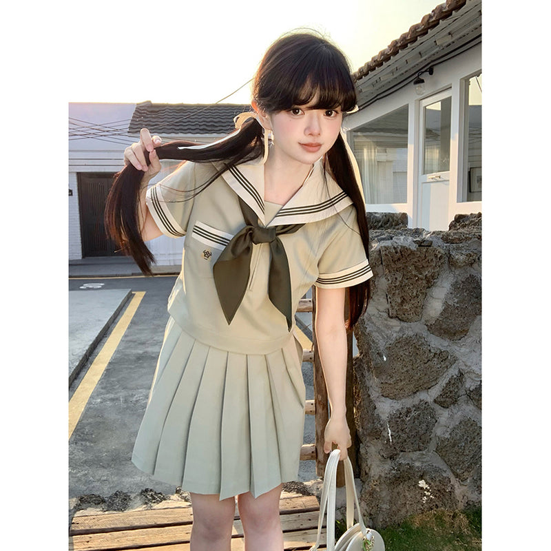 薄緑のお嬢様のセーラーブラウスとプリーツスカート