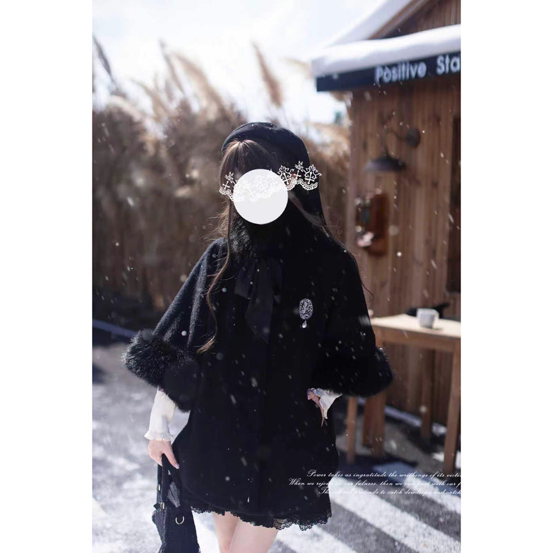 漆黒のお嬢様のウールケープコート