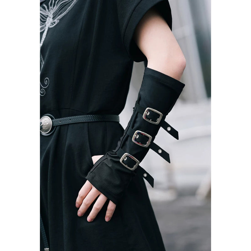 暗黒令嬢のバックルアームカバー – ManusMachina