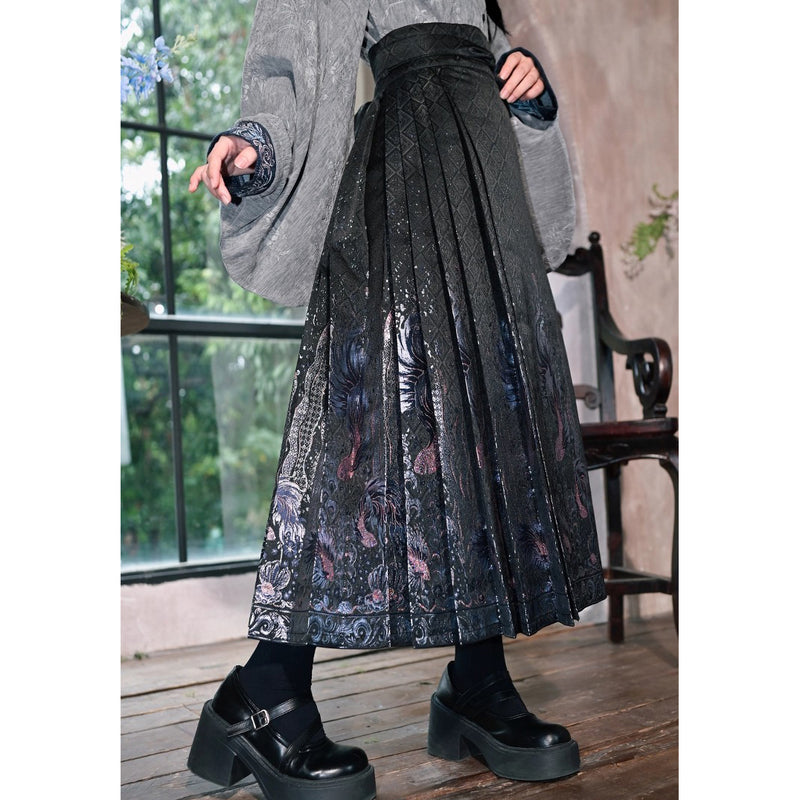 闘魚の刺繍ベストとトップスとプリーツスカート