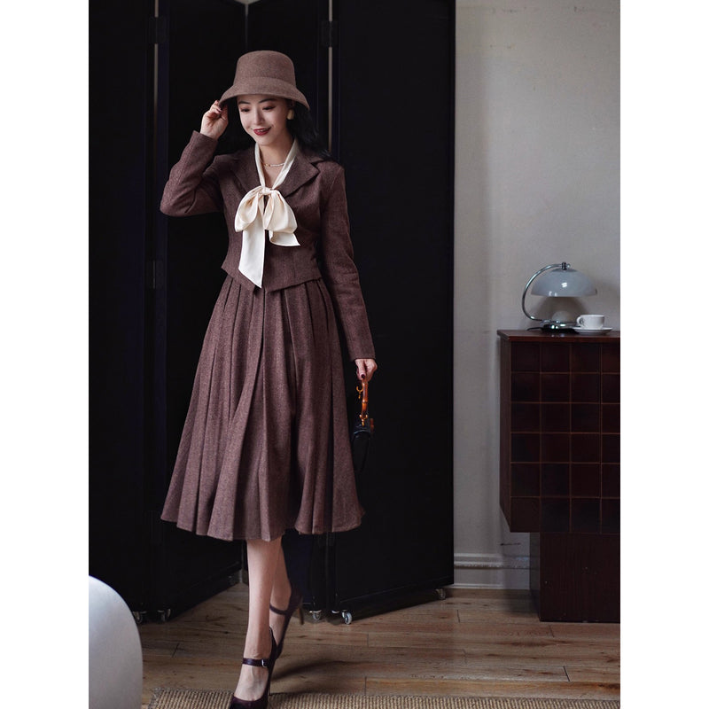 焦茶色の貴婦人ジャケットとベストとプリーツスカート