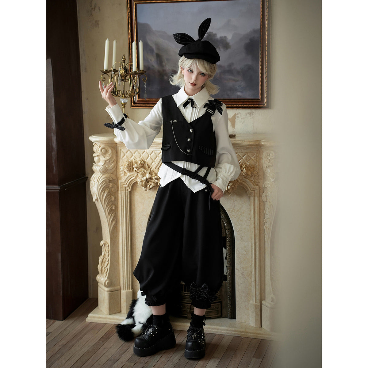 黒の執事のリボンベストとクロップドパンツとプリーツブラウス
