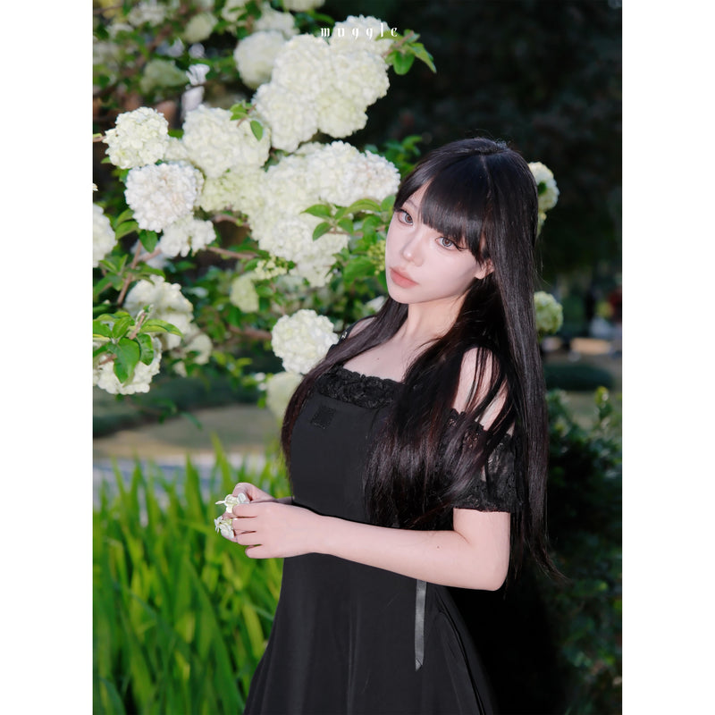 黒のお嬢様のストラップワンピース