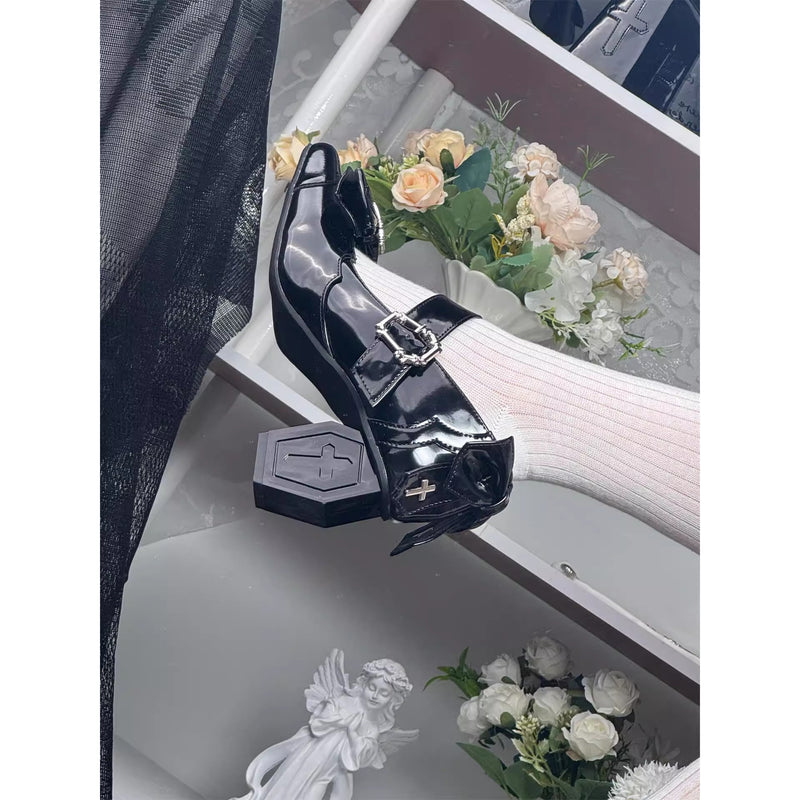 十字架の棺桶ヒールパンプス