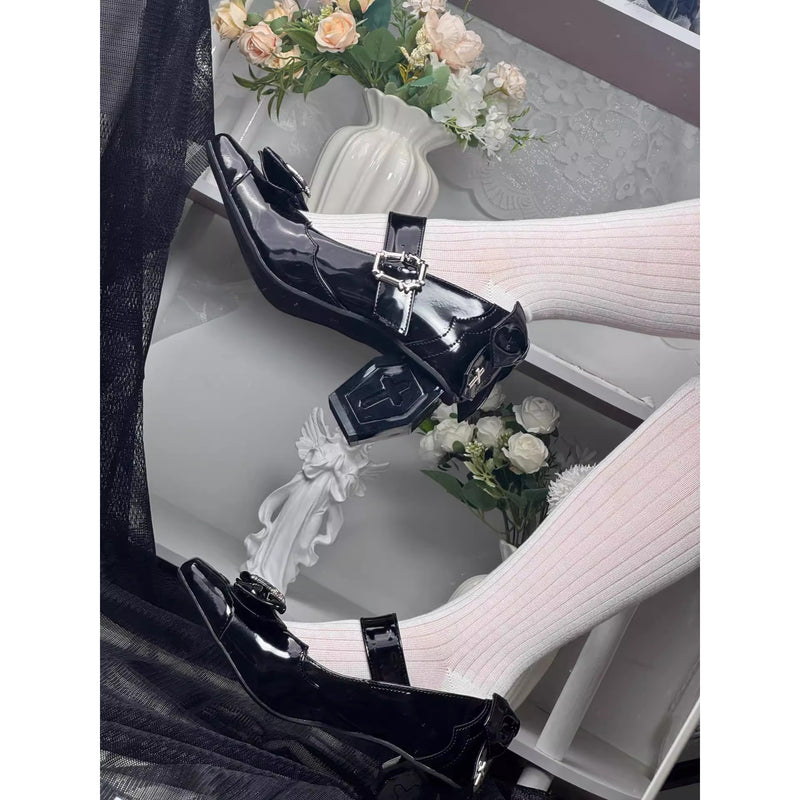 十字架の棺桶ヒールパンプス