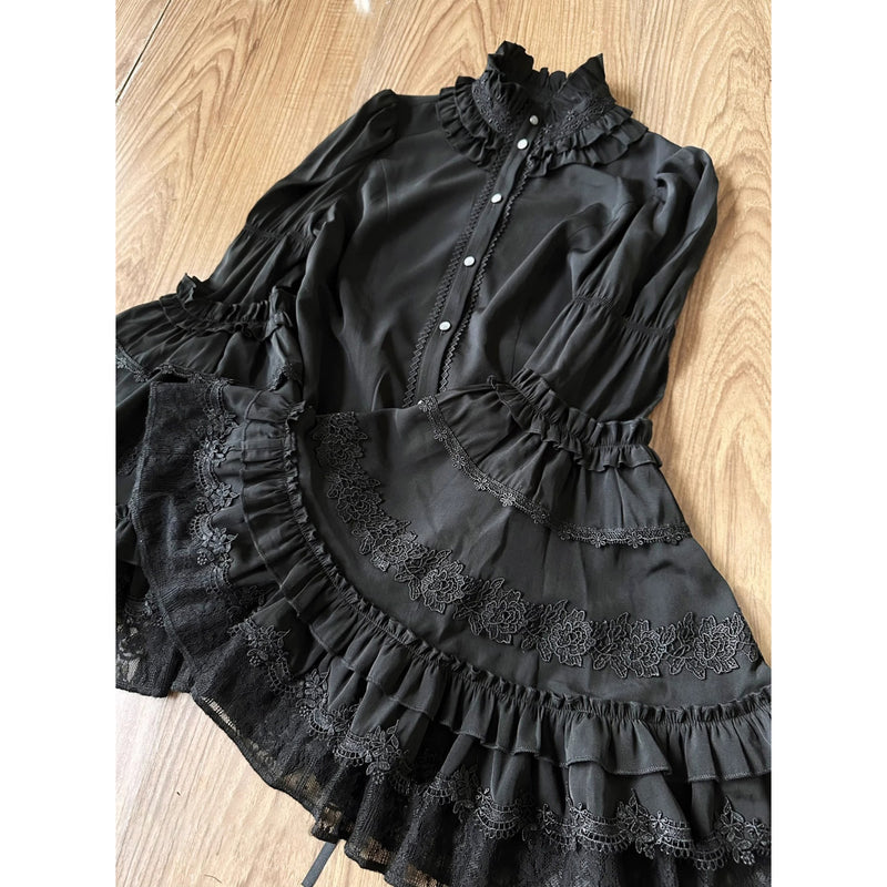 黒薔薇の刺繍ゴシックブラウス[2025年12月中旬-2026年1月中旬発送予定]