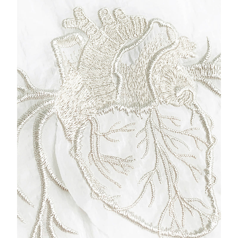 心臓の刺繍ブラウス