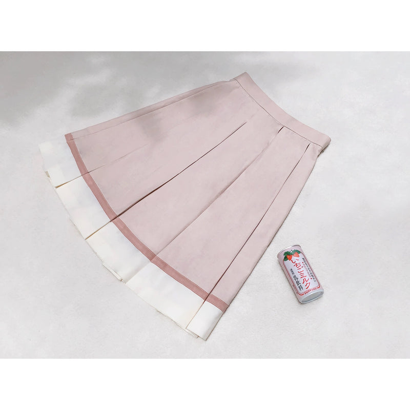 桜色のお嬢様のセーラーブラウスとプリーツスカート