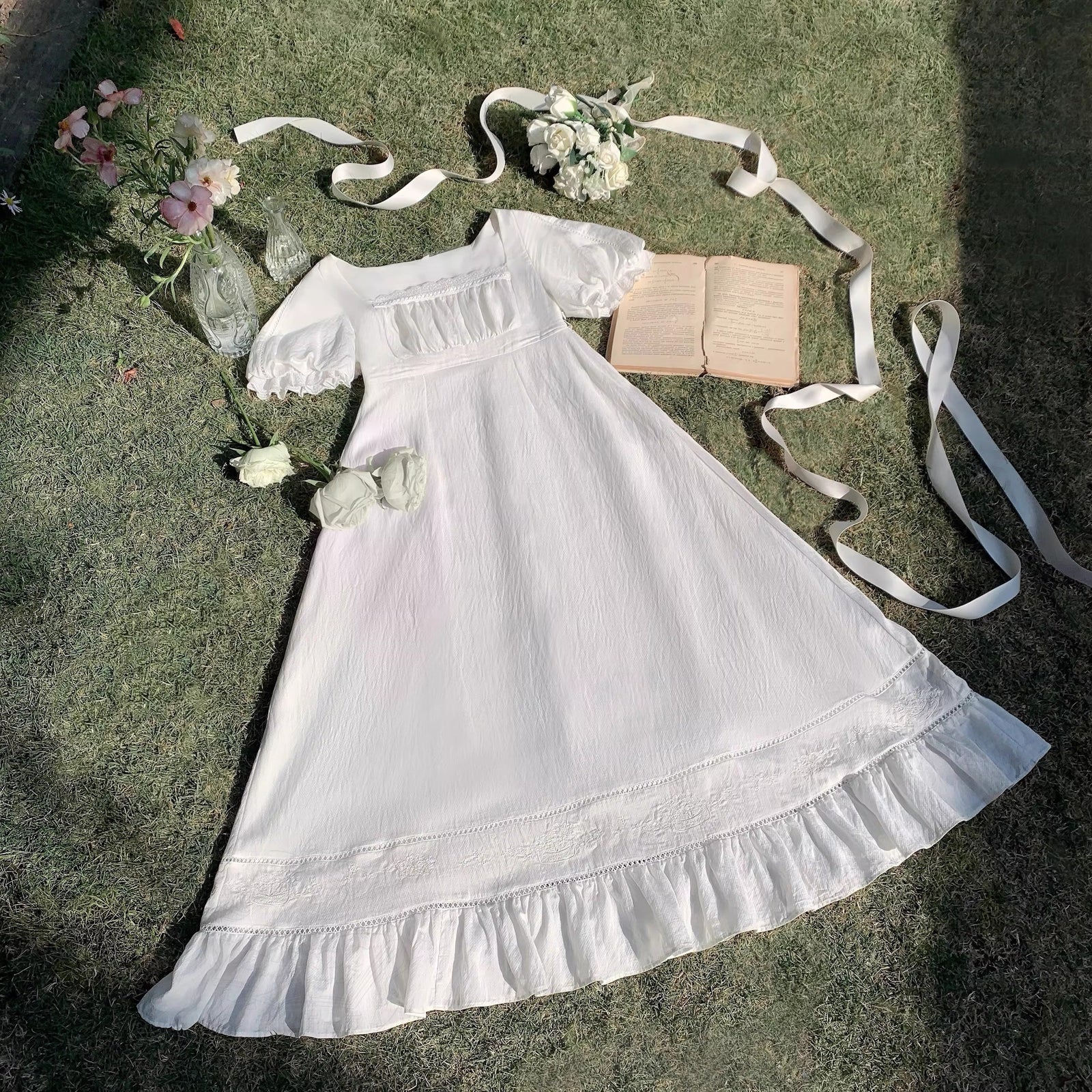 白百合の王妃の刺繍エンパイアワンピースとエプロン[2026年6月上旬-6月