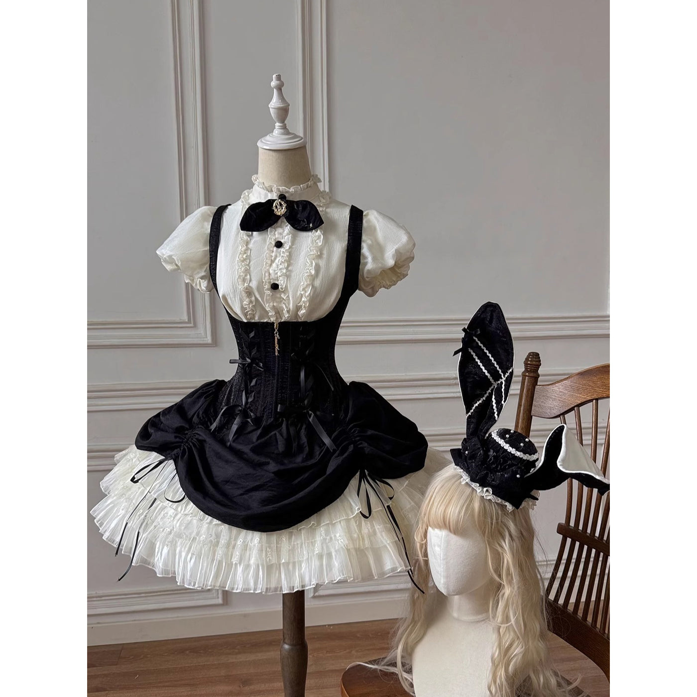 うさぎのお嬢様のコルセットジャンパースカートとフリルブラウス