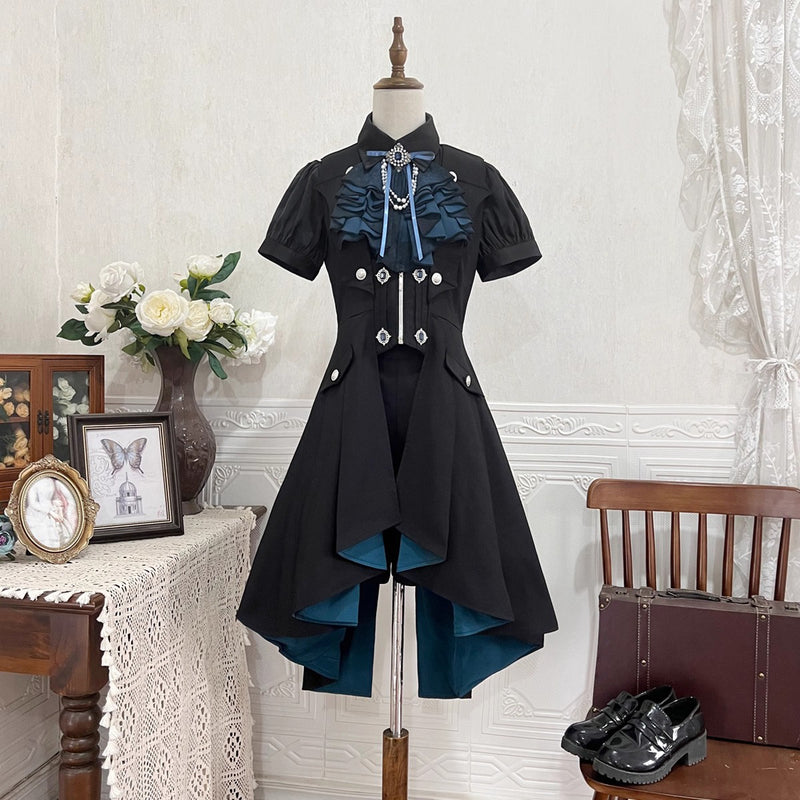 黒影の護衛者のロングベストとブラウスとショートパンツ