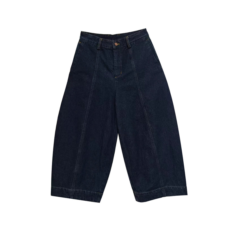 紺藍色のクロップドワイドデニムパンツ