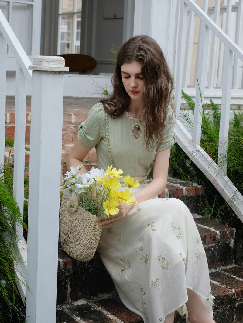 植物刺繍のハイウエストスカートと花刺繍スリムトップス