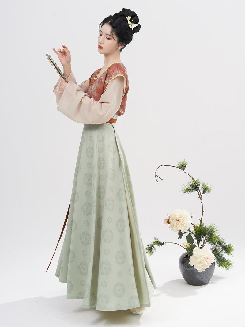 Plum blossom and butterfly pattern long skirt and classic pattern haori
