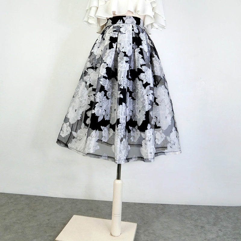 黒白の花柄刺繍ヘップバーンスカート