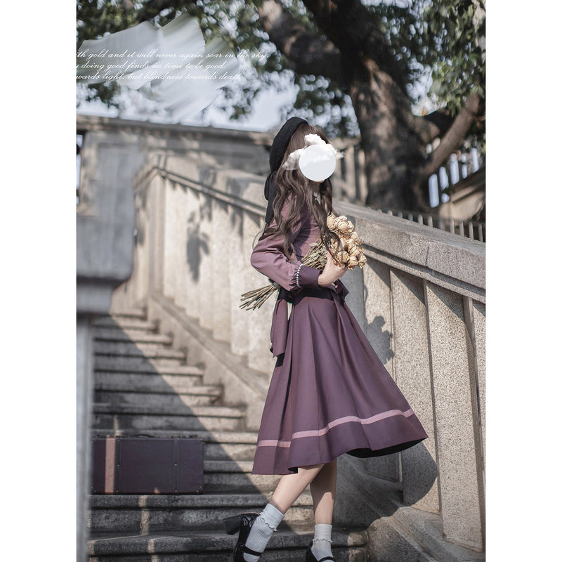 灰紫のお嬢様の文学クラシカルトップスとプリーツスカート