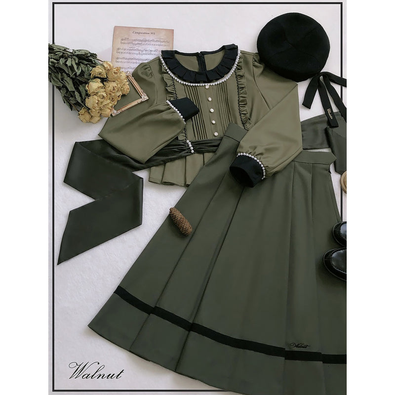 灰緑のお嬢様の文学クラシカルトップスとプリーツスカート
