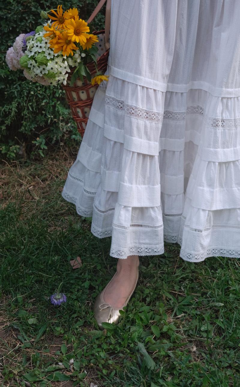 純白の刺繍フレンチロングスカート