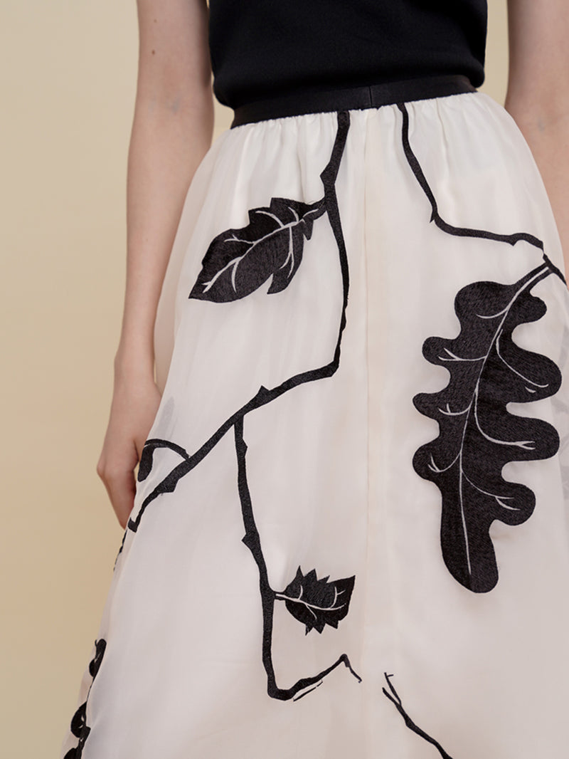 枝葉と木の実の刺繍スカート