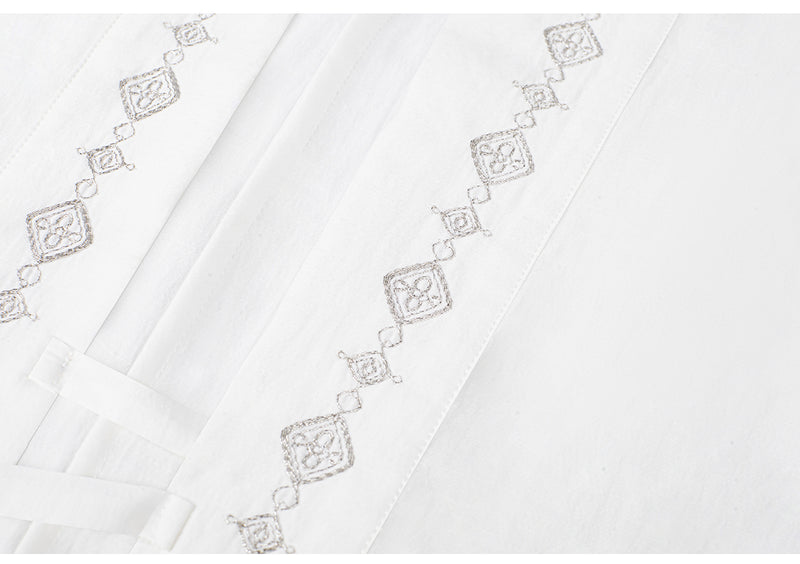 灰銀の古典柄ロングプリーツスカートと幾何学柄の刺繍羽織り