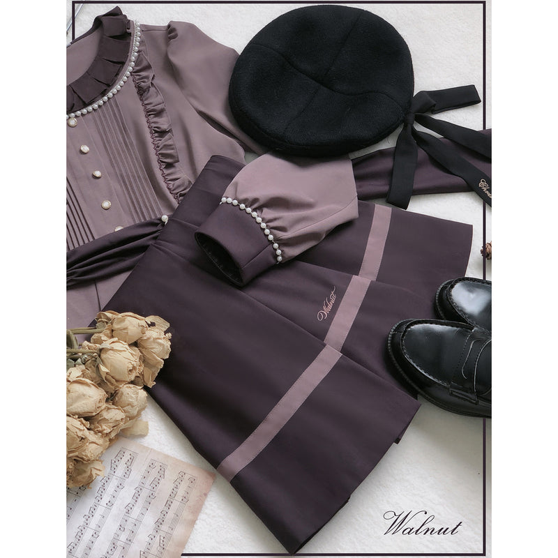 灰紫のお嬢様の文学クラシカルトップスとプリーツスカート