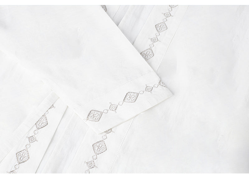 灰銀の古典柄ロングプリーツスカートと幾何学柄の刺繍羽織り