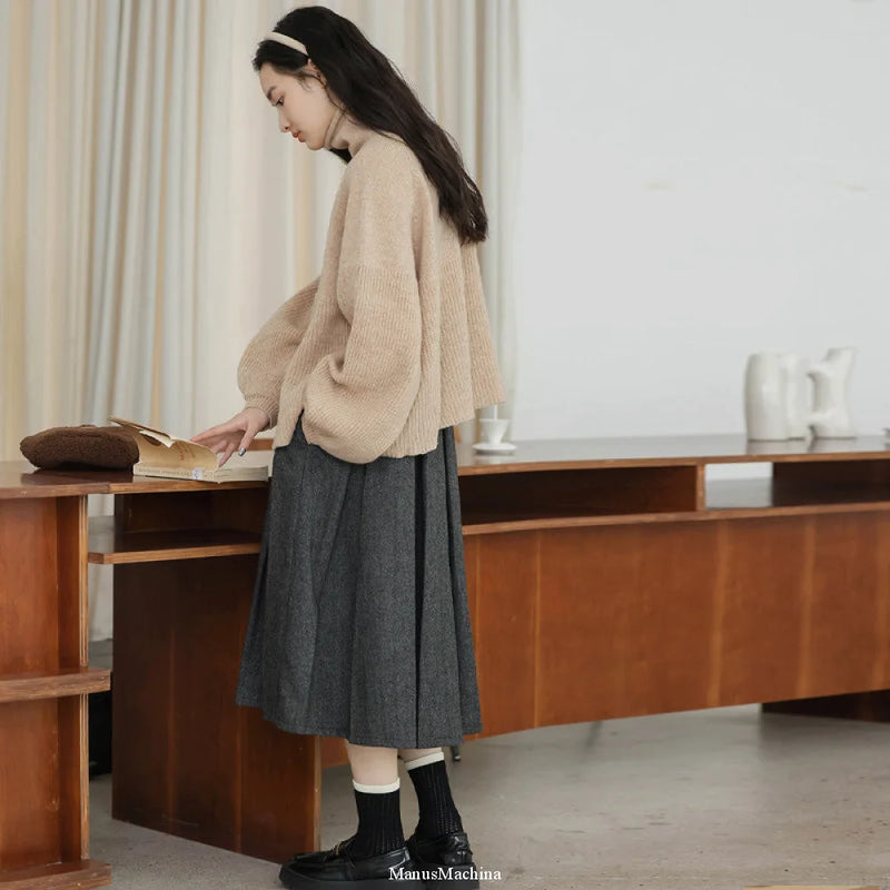 西洋少女のタートルネックウールセーター