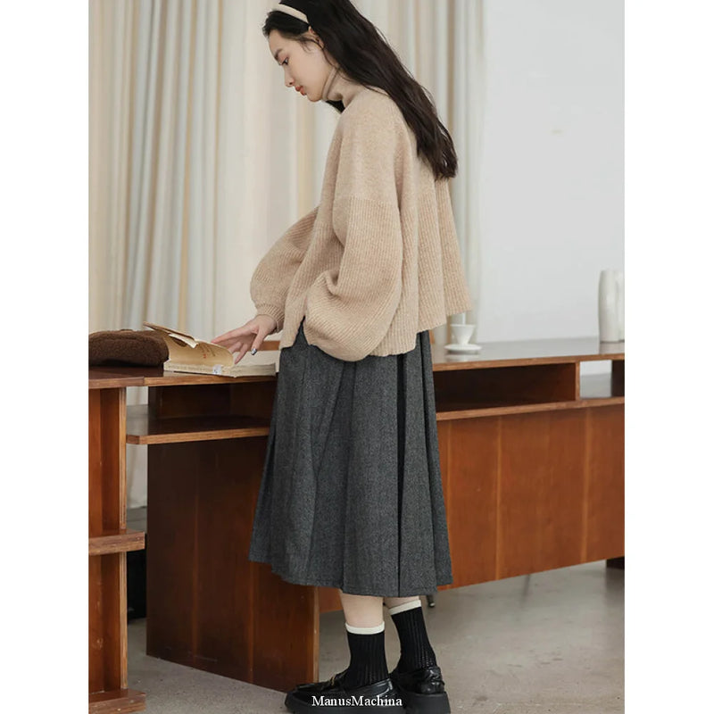 西洋少女のタートルネックウールセーター