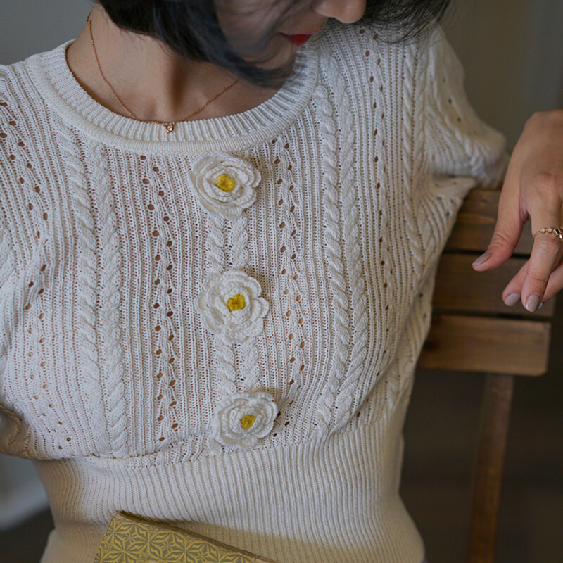 Knit blouse with blooming daisy flowers