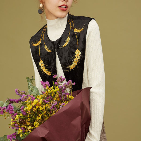 Collar with court flower embroidery