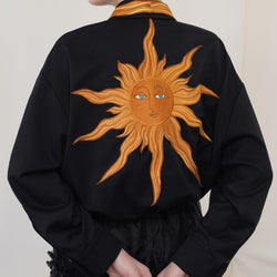 渦巻く太陽の刺繍ブラウス – ManusMachina