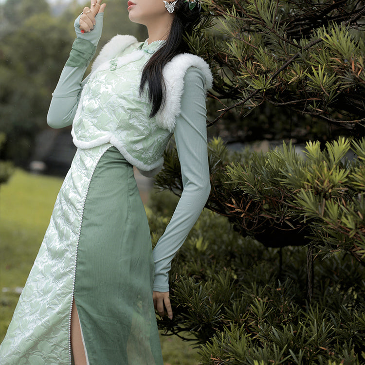 A cheongsam dress and a cheongsam vest with scattered petioles on a white-green ground