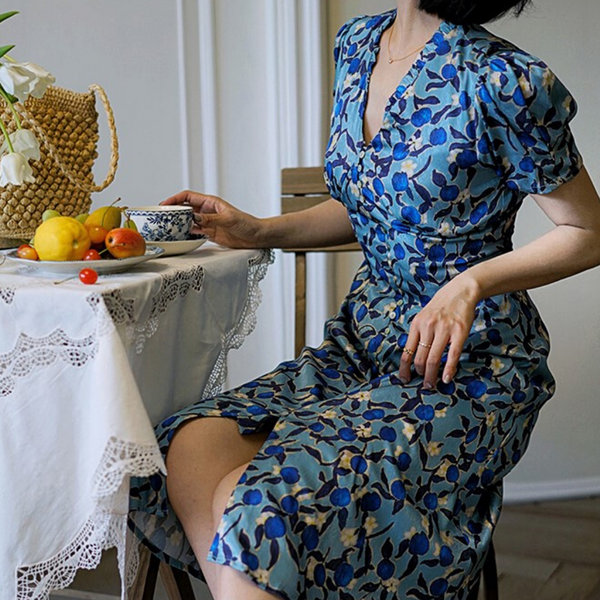 Ultramarine floral pattern vintage dress that secretly blooms quietly