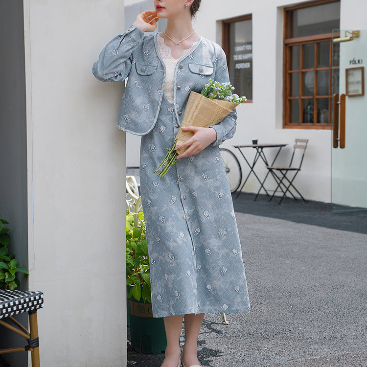 薄青の薔薇刺繍デニムジャケットとデニムジャンパースカートとレースブラウス