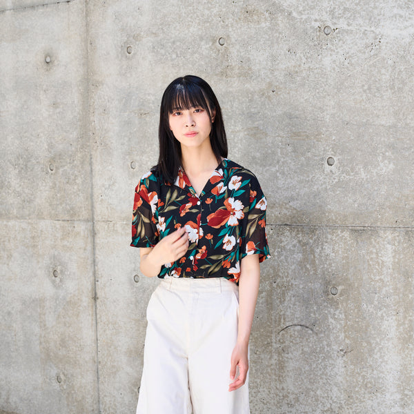 Floral retro blouse in the shade