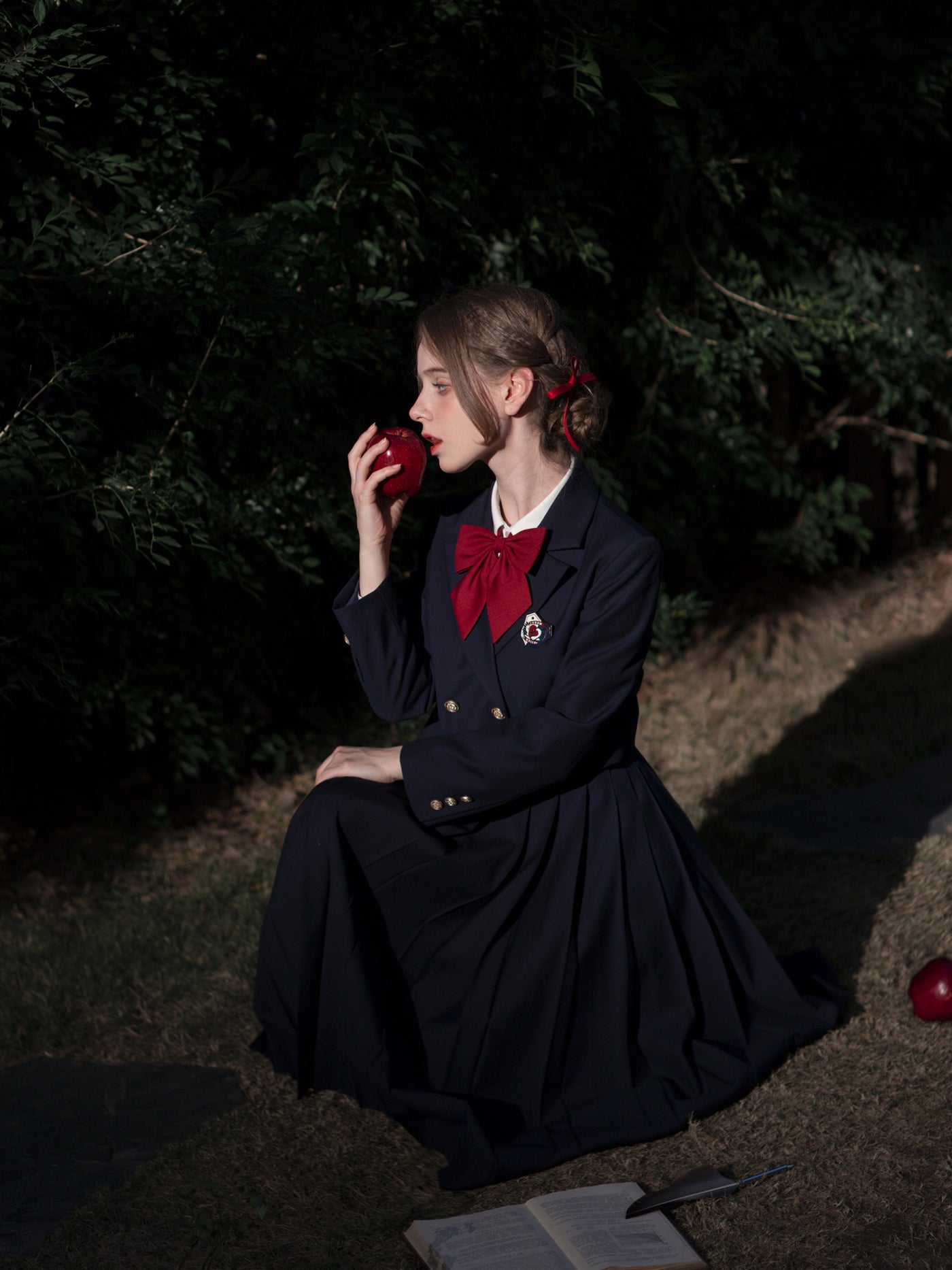 紺青の文学少女クラシカルジャンパースカートとショートジャケットと 