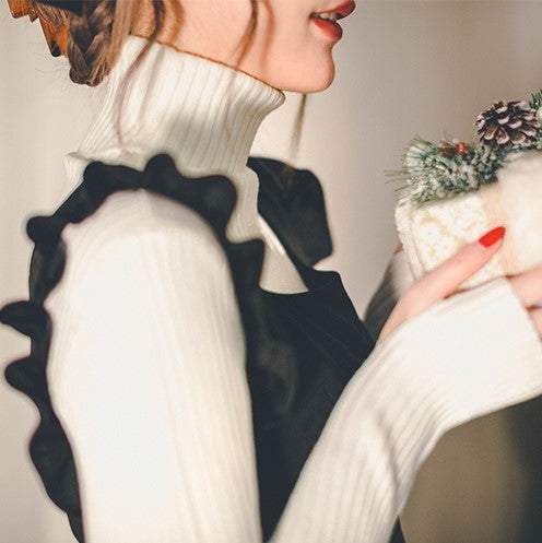 A turtleneck knit that invites you to a starry night