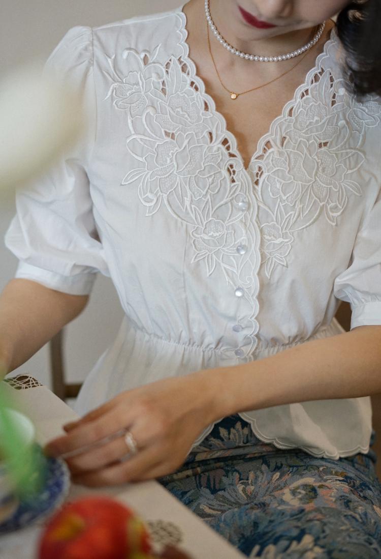 Floral embroidery white vintage blouse