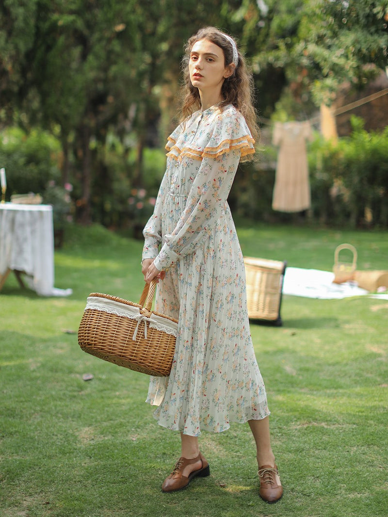 Flower pattern pleated dress dyed in the morning sunlight