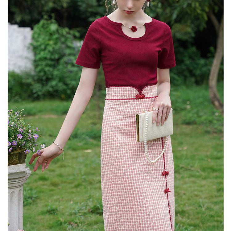薔薇飾りトップスと格子縞チャイナスカート