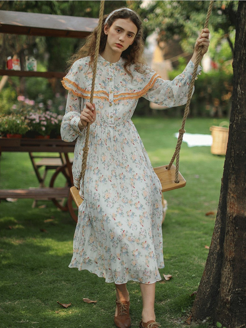 Flower pattern pleated dress dyed in the morning sunlight