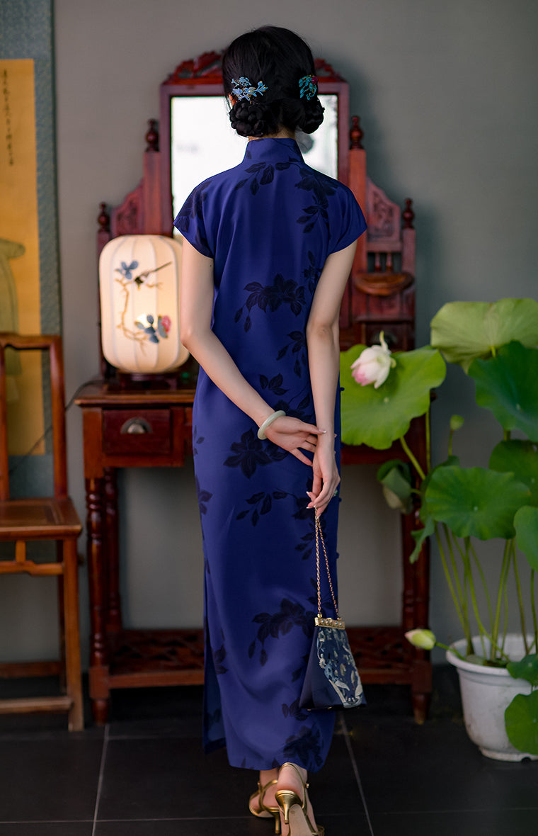 Shanghai lady's deep blue cheongsam dress