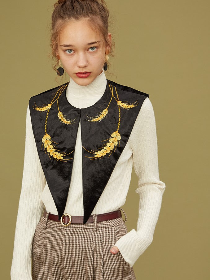 Collar with court flower embroidery