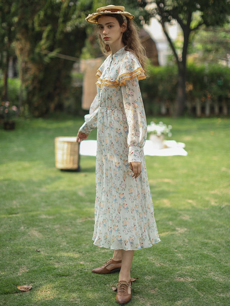 Flower pattern pleated dress dyed in the morning sunlight