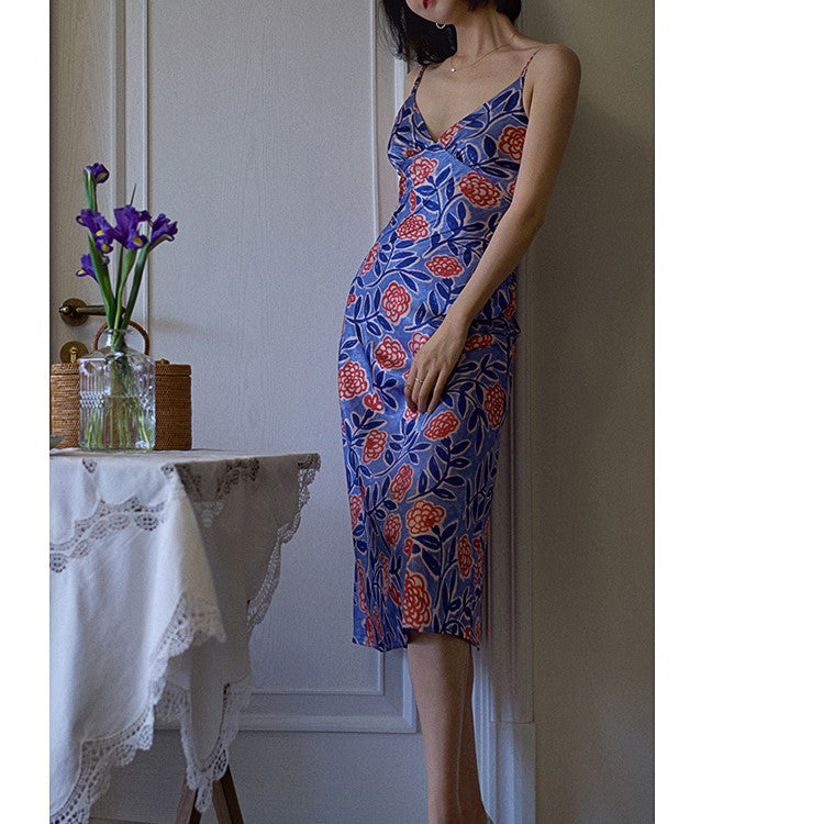 Floral camisole dress that springs up in the summer sky